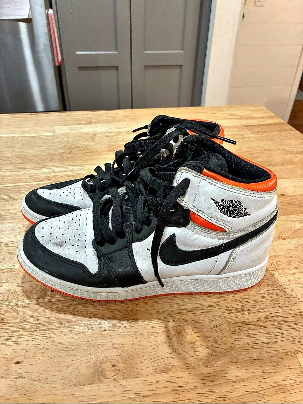 Jordan 1 High OG | Electro Orange (GS) | US Size 6.5Y | 575441-180
